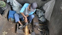 Perajin menyelesaikan produksi parang dan sejumlah benda tajam di Bandar Lampung, Lampung, Selasa (11/6/2024). Perajin menyatakan prpduksi kerajinan benda tajam seperti parang, pisau, pedang dan golok menjelang Hari Raya Idul Adha 1445 H mengalami kenaikan hingga 40 persen dibandingan bulan sebelumnya. ANTARA FOTO/ Ardiansyah.
