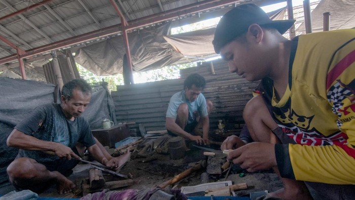 Perajin mengasah bahan saat pembuatan pisau potong hewan kurban di Pasar Pengging, Banyudono, Boyolali, Jawa Tengah, Selasa (11/6/2024). Hasil kerajinan pembuatan pisau untuk potong hewan kurban dan iris daging itu dijual dari harga Rp35 ribu hingga Rp700 ribu tergantung jenis, ukuran dan bahannya. ANTARA FOTO/Aloysius Jarot Nugroho/foc.