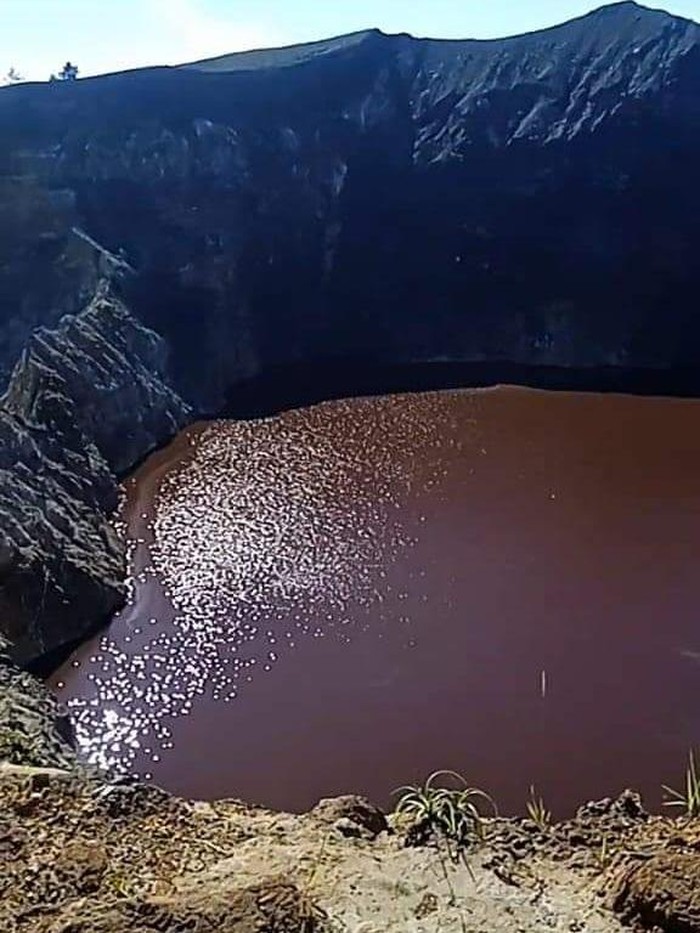 Air Danau Kawah Kelimutu berubah warna menjadi cokelat.