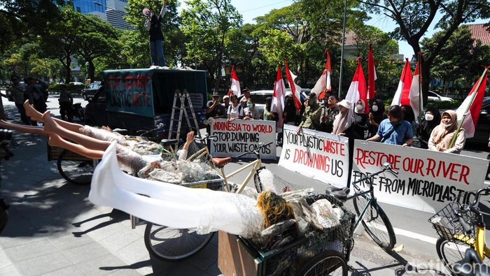 Aktivis lingkungan demo di depan konjen Australia dan Jepang di Surabaya