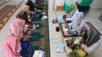 Jemaah suluk Idul Adha menutupi kepalanya dengan selendang dan surban saat mengikuti zikir di dalam masjid Bustanul Arifin kompleks Dayah Serambi Mekkah, Meulaboh, Aceh Barat, Aceh, Selasa (11/6/2024).  