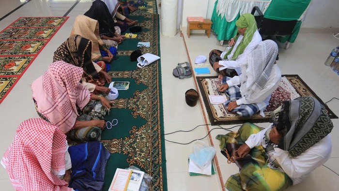 Jamaah suluk Idul Adha berdoa bersama saat mengikuti zikir di dalam masjid Bustanul Arifin komplek Dayah Serambi Mekkah, Meulaboh, Aceh Barat, Aceh, Selasa (11/6/2024). Kegiatan yang diikuti puluhan jamaah laki-laki dan perempuan dengan memperbanyak zikir, shalat sunah dan ibadah lainnya itu bertujuan untuk membersihkan hati dan mendekatkan diri kepada Allah SWT. ANTARA FOTO/Syifa Yulinnas/aww.
