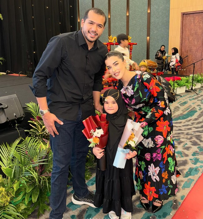 Seperti yang diketahui sebelumnya Tasya sempat menutupi wajah putrinya yang kerap dipanggil Ayang tersebut. Setelah wajah sang anak diungkap ke publik banyak yang menyebut jika Ayang mirip dengan sang ayah, Ahmad Assegaf. Foto: Instagram/@tasyafarasya