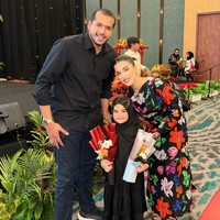 Seperti yang diketahui sebelumnya Tasya sempat menutupi wajah putrinya yang kerap dipanggil Ayang tersebut. Setelah wajah sang anak diungkap ke publik banyak yang menyebut jika Ayang mirip dengan sang ayah, Ahmad Assegaf. Foto: Instagram/@tasyafarasya