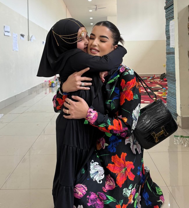 Ayang yang memiliki nama asli Maryam itu rupanya baru saja wisuda kelulusan TK. Di wisudanya itu Ayang tampil cantik dan imut mengenakan pakaian serba hitam dilengkapi hijab dan hiasan kepala. Foto: Instagram/@tasyafarasya