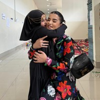 Ayang yang memiliki nama asli Maryam itu rupanya baru saja wisuda kelulusan TK. Di wisudanya itu Ayang tampil cantik dan imut mengenakan pakaian serba hitam dilengkapi hijab dan hiasan kepala. Foto: Instagram/@tasyafarasya