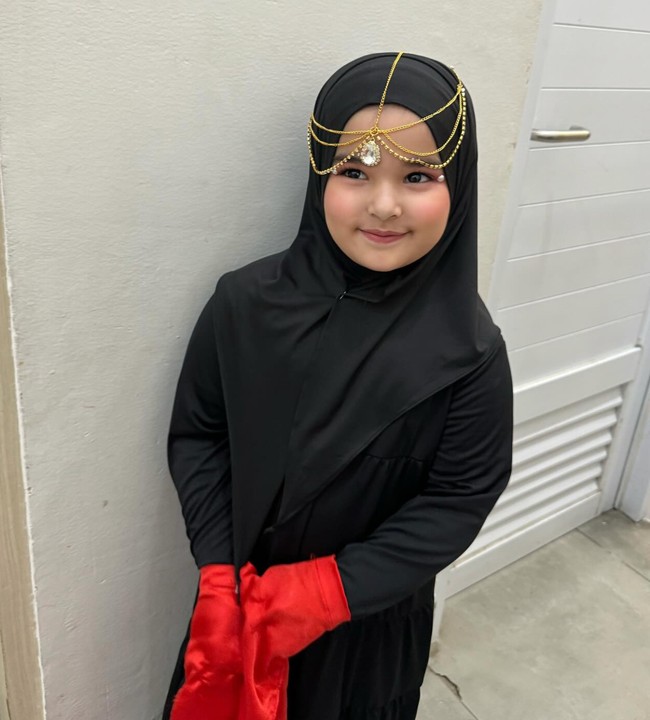 Bak princess Arab, Ayang juga terlihat mengenakan riasan wajah. Rupanya yang mendandani Ayang ialah sang mama sendiri, Tasya Farasya. happy graduation ayangggggku sayanggg!! hadiahnya mobil pink yahh and happy graduation kaluuu anak pintelnaa mama @abellyc makeup ayang by mama tasa aplasa #masyaAllahtabarakallah, tulis Tasya di keterangan unggahannya. Foto: Instagram/@tasyafarasya