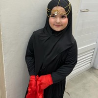 Bak princess Arab, Ayang juga terlihat mengenakan riasan wajah. Rupanya yang mendandani Ayang ialah sang mama sendiri, Tasya Farasya. happy graduation ayangggggku sayanggg!! hadiahnya mobil pink yahh and happy graduation kaluuu anak pintelnaa mama @abellyc makeup ayang by mama tasa aplasa #masyaAllahtabarakallah, tulis Tasya di keterangan unggahannya. Foto: Instagram/@tasyafarasya