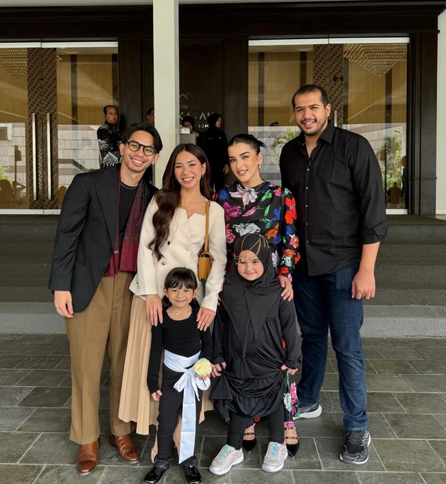 Tasya bersama suami dan anaknya tampak berpose bersama beauty influencer Abel Cantika dan keluarganya. Bersekolah di tempat yang sama, putri Abel juga diwisuda bersama dengan Ayang. Foto: Instagram/@tasyafarasya