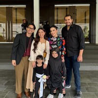 Tasya bersama suami dan anaknya tampak berpose bersama beauty influencer Abel Cantika dan keluarganya. Bersekolah di tempat yang sama, putri Abel juga diwisuda bersama dengan Ayang. Foto: Instagram/@tasyafarasya