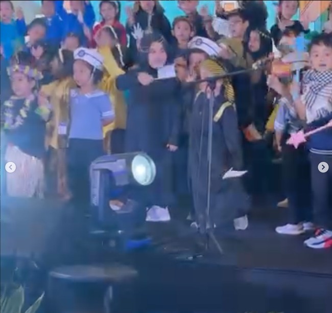 Tampil bersama anak-anak lain yang seangkatan dengannya, Ayang terlihat begitu bersemangat dan bikin gemas. Lucunyaaaaa, komentar salah seorang netizen. Gemess banget ayaangggg, tambah netizen lain. Foto: Instagram/@tasyafarasya