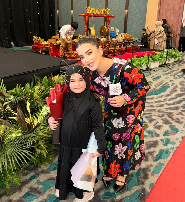 Putri pertama beauty influencer Tasya Farasya kini sudah semakin besar. Penampilannya yang menggemaskan pun kerap mencuri atensi. Terlebih karena saat ini Tasya sudah mempublikasikan wajah sang anak ke publik. Foto: Instagram/@tasyafarasya