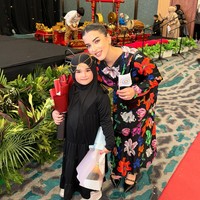 Putri pertama beauty influencer Tasya Farasya kini sudah semakin besar. Penampilannya yang menggemaskan pun kerap mencuri atensi. Terlebih karena saat ini Tasya sudah mempublikasikan wajah sang anak ke publik. Foto: Instagram/@tasyafarasya