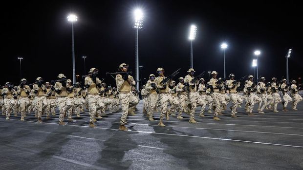 Anggota pasukan keamanan Saudi berpartisipasi dalam parade persiapan ibadah haji tahunan, di kota suci Mekah, Arab Saudi, 10 Juni 2024. (REUTERS/Mohammed Torokman)
