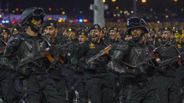 Anggota pasukan Saudi untuk haji dan umrah tampil saat parade militer persiapan ibadah haji tahunan di kota suci umat Islam Mekah, Arab Saudi, Senin, 10 Juni 2024. (AP Photo/Rafiq Maqbool)