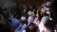 Sejumlah jemaah haji mengunjungi Gua Hira di puncak Jabal Nur di Mekkah, Arab Saudi, Selasa (11/6/2024).  