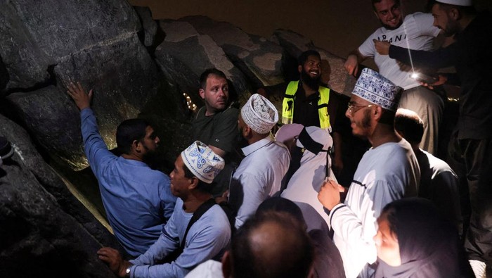 Muslim pilgrims visit Mount Al-Noor, where Muslims believe Prophet Mohammad received the first words of the Koran through Gabriel in the Hira cave, ahead of the annual haj pilgrimage, in the holy city of Mecca, Saudi Arabia, June 11, 2024. REUTERS/Saleh Salem