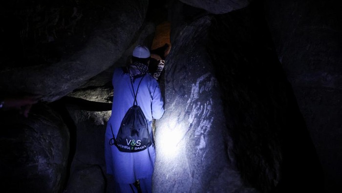 Muslim pilgrims visit Mount Al-Noor, where Muslims believe Prophet Mohammad received the first words of the Koran through Gabriel in the Hira cave, ahead of the annual haj pilgrimage, in the holy city of Mecca, Saudi Arabia, June 11, 2024. REUTERS/Saleh Salem
