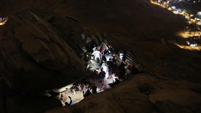 Muslim pilgrims visit Mount Al-Noor, where Muslims believe Prophet Mohammad received the first words of the Koran through Gabriel in the Hira cave, ahead of the annual haj pilgrimage, in the holy city of Mecca, Saudi Arabia, June 11, 2024. REUTERS/Saleh Salem