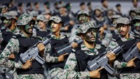 Anggota pasukan khusus Arab Saudi melakukan parade militer dalam persiapan pengamanan haji di Makkah, Arab Saudi, Senin (10/6/2024). 