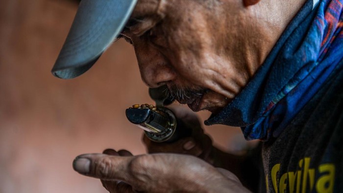 Aroma kopi Puntang yang mendunia Ayi Sutedja mengemas kopi dikediamannya di kaki Gunung Puntang, Kabupaten Bandung, Jawa Barat, Selasa (4/6/2024). ANTARA FOTO/Raisan Al Farisi