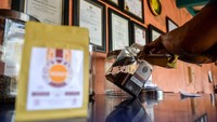 Banyak wisatawan yang sengaja datang ke gunung ini hanya untuk mencicipi kopi fenomenalnya.