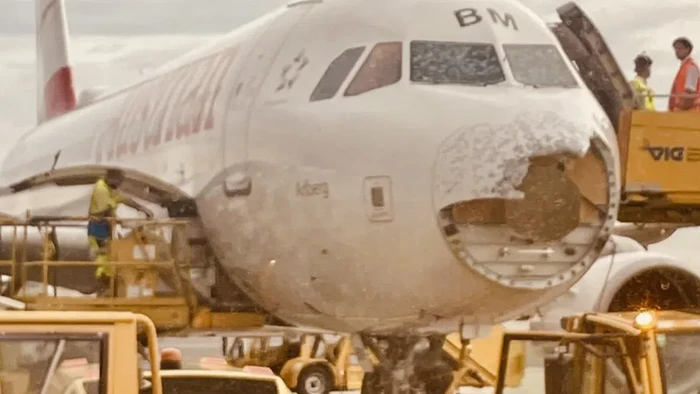 Austrian Airlines bopeng di hidung