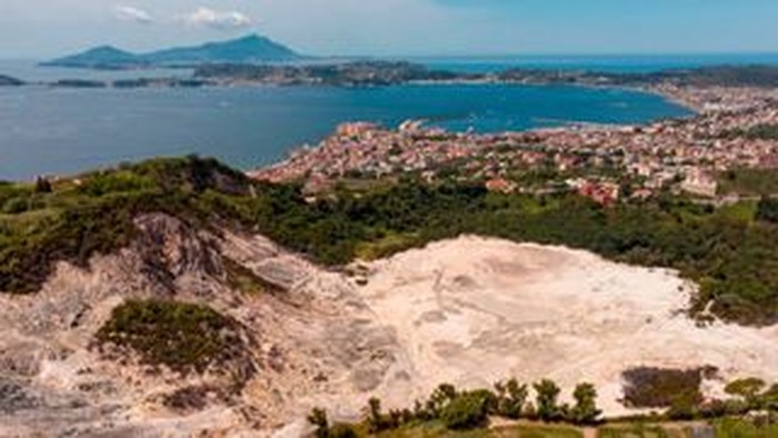 Bagian dari gunung berapi Campi Flegrei di Pozzuoli