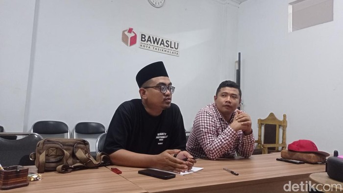 Baliho Ivan Dicksan di Jalan Tarumanagara, Kota Tasikmalaya kini bagian logo parpolnya ditutupi.
