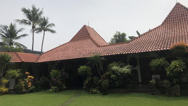 Bangunan Museum di Tengah Kebun.