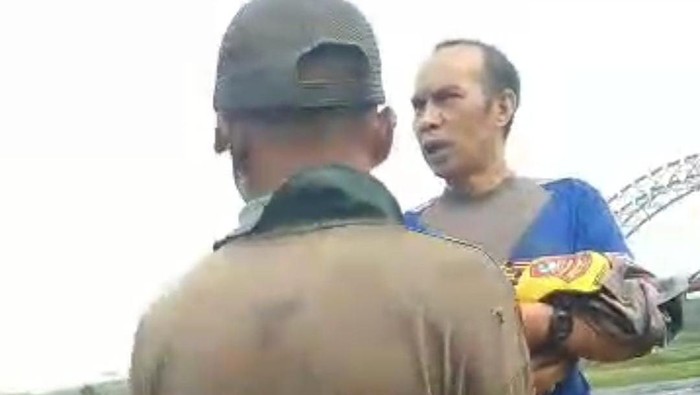 Bhabinkamtibmas Desa Pandanarum Aipda Hendra Soegihartono mengevakuasi jasad bayi lakia-laki yang dibuang. Karena tak ada kain, dia melepas seragam untuk membungkus jasad bayi tersebut.