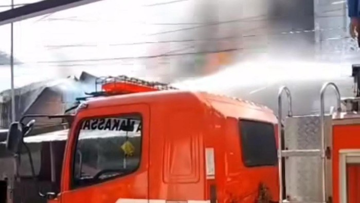 Damkar Makassar padamkan kebakaran di Jalan Titang.