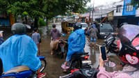 Akibat banjir, Jalan Aria Putra terpantau macet.