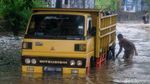 Diguyur Hujan, Jalan Aria Putra Ciputat Banjir