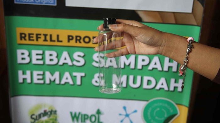 ki-ka : MC - Ujang Solihin Sidik, S.Si, M.Sc., Kasubdit Barang dan Kemasan, Direktorat Pengurangan Sampah Ditjen PSLB3 KLHK RI - Sri Mulyati, S.T, M.Sc Ketua Sub Kelompok Kemitraan, Data dan Informasi, DLH Provinsi DKI Jakarta - Maya Tamimi Head of Division Environment & Sustainability Unilever Indonesia Foundation - Renata Felichiko, Chief Commercial Officer Alner melakukan diskusi tentang Mendorong Masyarakat Belanja Ramah Lingkungan di Jakarta, Selasa (11/6/2024).