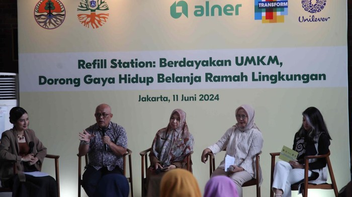 ki-ka : MC - Ujang Solihin Sidik, S.Si, M.Sc., Kasubdit Barang dan Kemasan, Direktorat Pengurangan Sampah Ditjen PSLB3 KLHK RI - Sri Mulyati, S.T, M.Sc Ketua Sub Kelompok Kemitraan, Data dan Informasi, DLH Provinsi DKI Jakarta - Maya Tamimi Head of Division Environment & Sustainability Unilever Indonesia Foundation - Renata Felichiko, Chief Commercial Officer Alner melakukan diskusi tentang Mendorong Masyarakat Belanja Ramah Lingkungan di Jakarta, Selasa (11/6/2024).