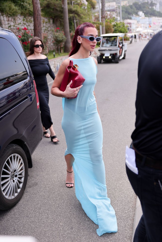 Sejumlah selebriti datang menghadiri acara bertema musim panas tersebut, salah satunya Dua Lipa. Penyanyi asal Inggris keturunan Albania ini memilih salah satu busana dari koleksi terbaru Jacquemus yang ditampilkan pada siang hari itu. Foto: Jacopo Raule/Getty Images