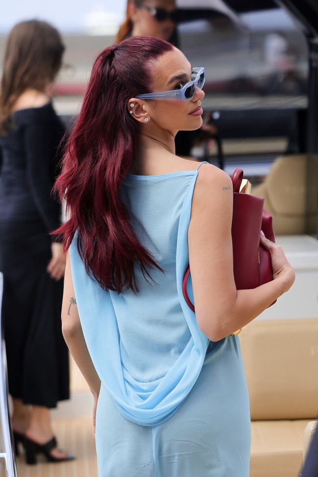 Gaun transparan ini menonjolkan aura yang kontras, antara seksi dan feminin, dari seorang Dua Lipa. Belahan paha tinggi menampilkan keseksian, sementara aksen drapery di bagian belakang menonjolkan kesan feminin. Foto: Jacopo Raule/Getty Images