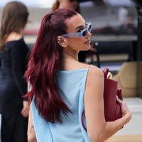 Gaun transparan ini menonjolkan aura yang kontras, antara seksi dan feminin, dari seorang Dua Lipa. Belahan paha tinggi menampilkan keseksian, sementara aksen drapery di bagian belakang menonjolkan kesan feminin. Foto: Jacopo Raule/Getty Images