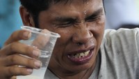 Ekspresi salah satu peserta yang tak kuat dengan pedasnya cabai dan memilih untuk minum.