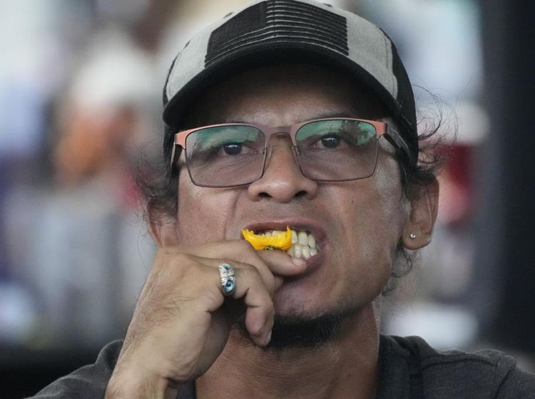 Ekspresi Warga Filipina Saat Ikut Lomba Makan Cabai
