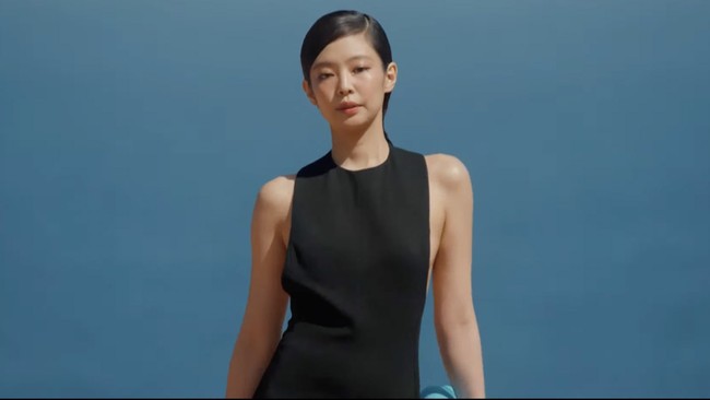 Jennie BLACKPINK resmi memulai debut sebagai model runway untuk Jacquemus. Personel grup KPop BLACKPINK itu sontak mencuri atensi dengan gaya seksinya. Foto: dok. Jacquemus