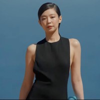 Jennie BLACKPINK resmi memulai debut sebagai model runway untuk Jacquemus. Personel grup KPop BLACKPINK itu sontak mencuri atensi dengan gaya seksinya. Foto: dok. Jacquemus