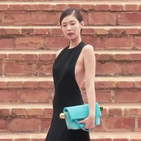 Sedangkan heels yang dikenakan Jennie, LA CASA Double Mules memiliki motif zebra dan bernilai $1,110 atau Rp 18 jutaan. Foto: dok. Jacquemus