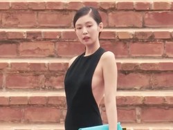 Gaya Jennie BLACKPINK Debut Jadi Model Runway, Pakai Gaun Ekspos Payudara