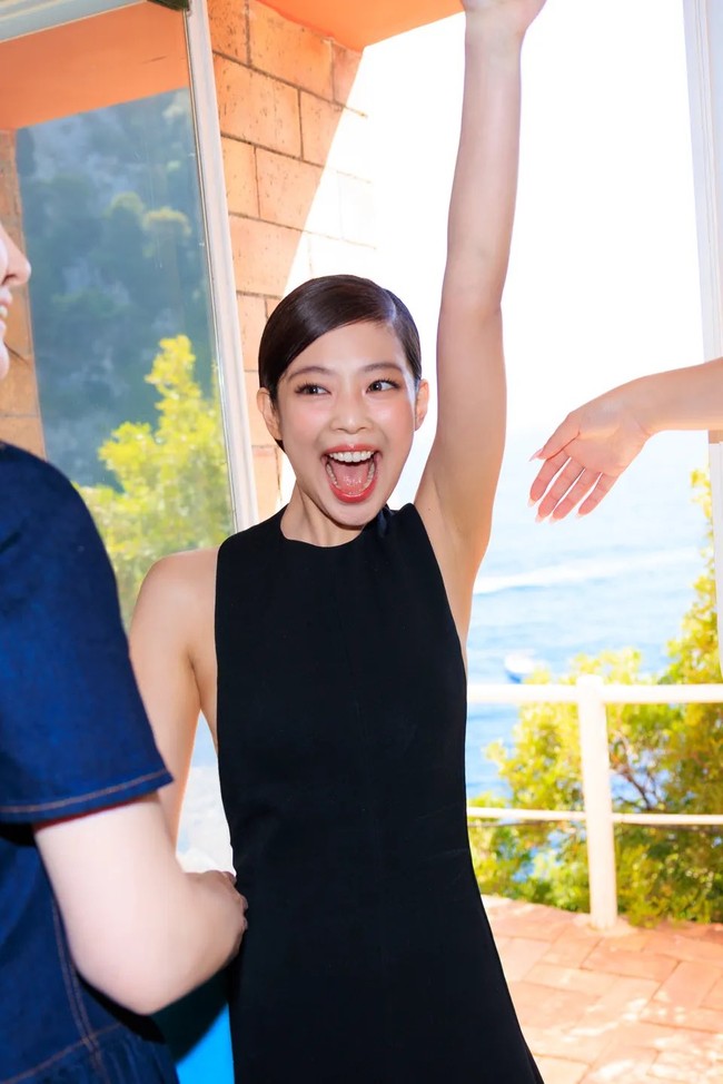 Dengan begitu, Jennie menjadi personel kedua grup KPop BLACKPINK yang berjalan di runway setelah Lisa. Personel asal Thailand itu lebih dulu melenggang di CELINE Winter 2022 Runway show di Paris. Foto: dok. Jacquemus