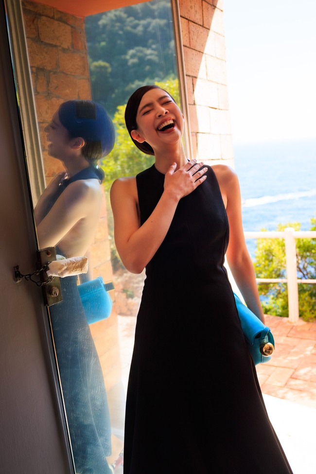 Jennie BLACKPINK menjadi kejutan di akhir peragaan busana Jacquemus ‘La Casa show’ di Capri, Italia pada Senin (10/6/2024) waktu setempat. Dia menjadi model terakhir yang berjalan di runway, sekaligus menutup peragaan busana tersebut. Foto: dok. Jacquemus