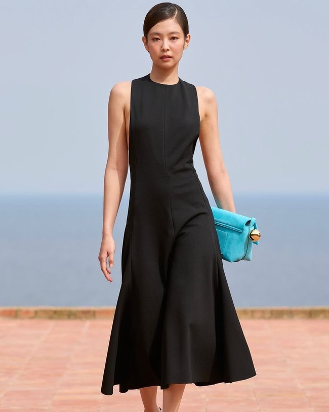 Penampilan CEO ODD ATELIER itu dilengkapi dengan koleksi tas berwarna light turqouise, LA CASA Folded Shoulder Bag seharga $1,360 atau sekitar Rp 22,1 juta. Foto: dok. Jacquemus