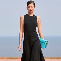 Penampilan CEO ODD ATELIER itu dilengkapi dengan koleksi tas berwarna light turqouise, LA CASA Folded Shoulder Bag seharga $1,360 atau sekitar Rp 22,1 juta. Foto: dok. Jacquemus