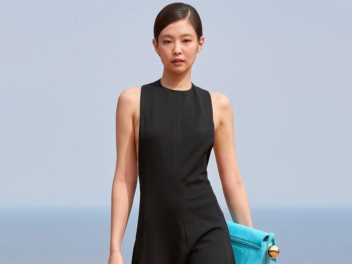 Gaya Jennie BLACKPINK debut jadi model runway Jacquemus